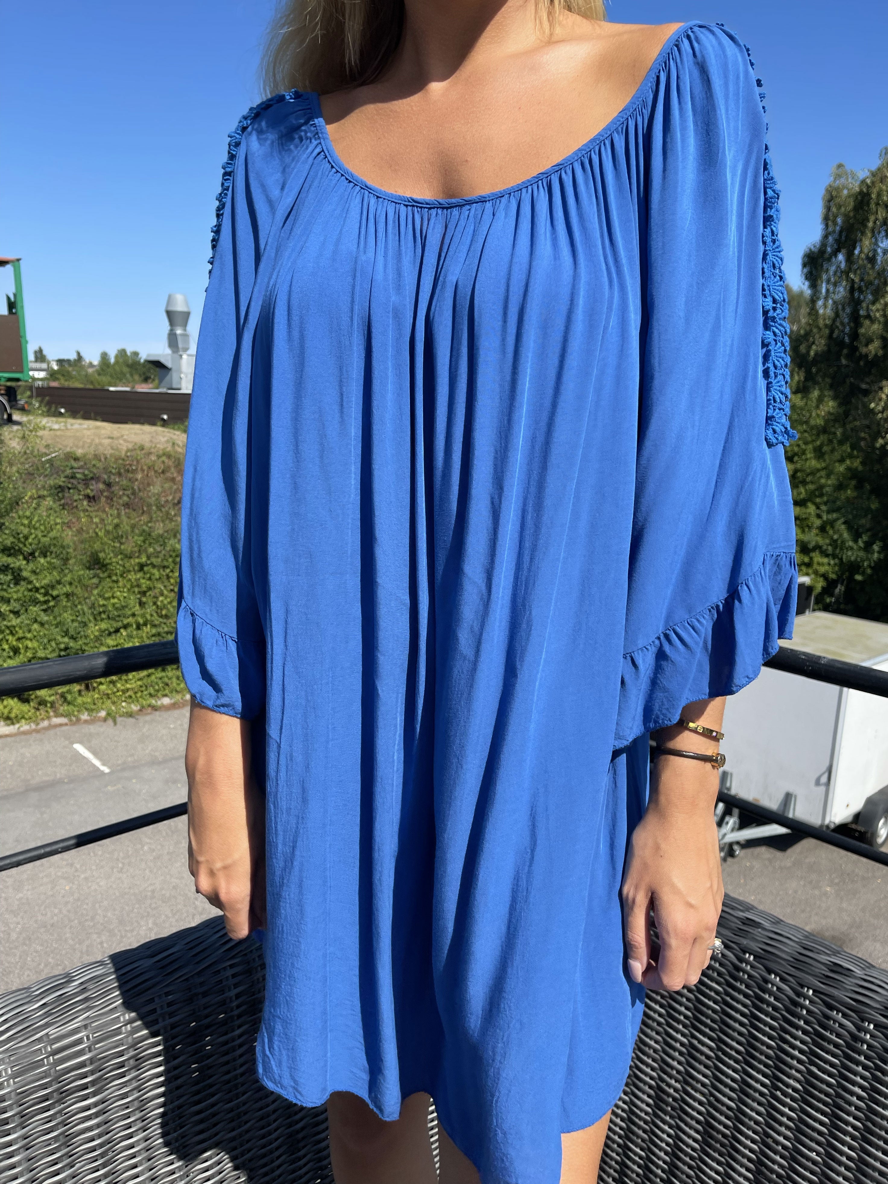 Samara - Söt lös tunika med broderier på ärmarna